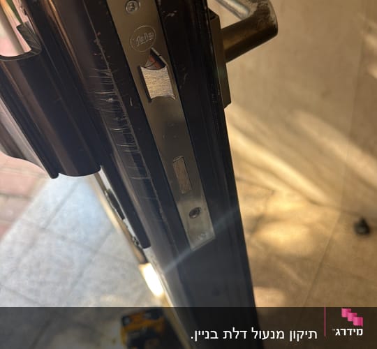 מנעול דלת וכלי עבודה על הרצפה